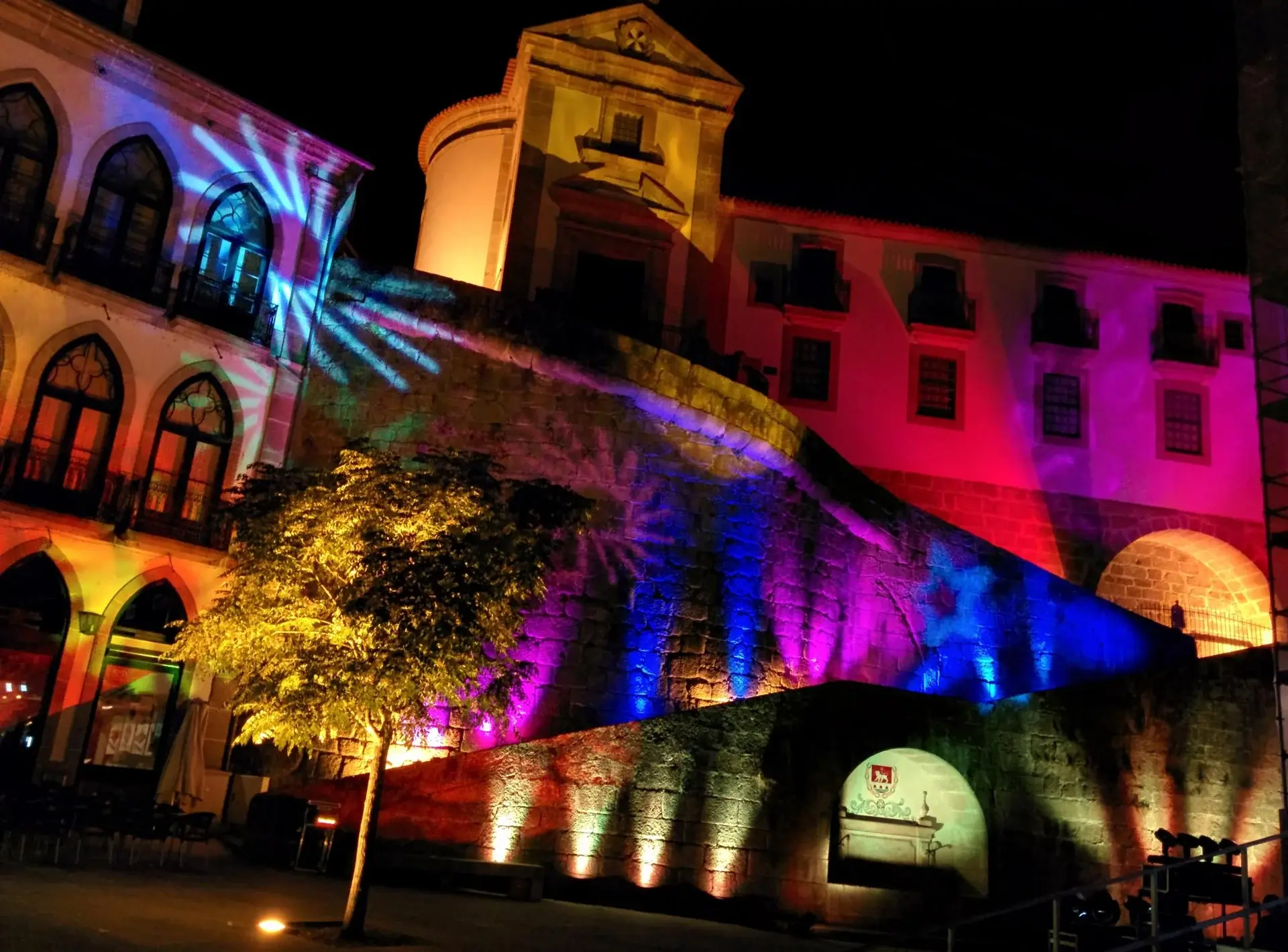 Agendar tours nocturnos y experiencias culturales únicas